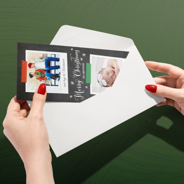 Festiva Tarjeta fotográfica vertical con cinta de lavado y (Skinny two-photo Christmas card with red and green Washi tape and chalkboard lettering)