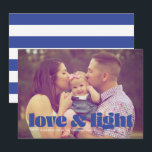 Festiva Tarjeta Hanukkah de amor azul y una foto única y c<br><div class="desc">Esta moderna tarjeta de Hanukkah muestra las palabras amor y luz en azul sobre una foto de sangre completa. La parte posterior tiene un patrón de rayas coincidentes.</div>