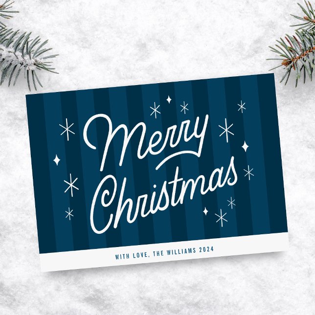 Festiva Tarjeta navideña moderna con guión azul (Beautiful Modern Merry Christmas Script Card, over navy blue background. Add Family Name and Year)