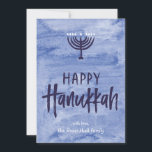 Festiva Tarjeta plana de la foto de Menorah Jánuca de la<br><div class="desc">Un lavado del azul acuoso sirve como contexto sutil para un ilustracion texturizado del menorah y un texto feliz manchado de tinta, mano-indicado con letras de Jánuca. No olvide personalizar esta tarjeta del día de fiesta de la dos-foto con sus propias fotos y texto conocido. Añada su propio tacto especial...</div>