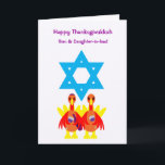 Festiva Thanksgivukkah Funny Turkeys Tarjeta de saludo de<br><div class="desc">Una original tarjeta de bienvenida de ilustracion c.a.teresa o una invitación de una pareja de pavos con un vaso de vino kosher con el hermoso fondo de Star of David. La tarjeta perfecta para celebrar la combinación de Acción de Gracias y Hanukkah que caerán juntos este año. Estas coloridas tarjetas...</div>