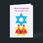 Festiva Thanksgivukkah Funny Turkeys Tarjeta de saludo de<br><div class="desc">Una original tarjeta de bienvenida de ilustracion c.a.teresa o una invitación de una pareja de pavos con un vaso de vino kosher con el hermoso fondo de Star of David. La tarjeta perfecta para celebrar la combinación de Acción de Gracias y Hanukkah que caerán juntos este año. Estas coloridas tarjetas...</div>