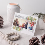 Festividad Botánica de Fotos de Feliz Navidad Gold<br><div class="desc">Buscando una tarjeta de vacaciones única que realmente destacará? Mira nuestra tarjeta navideña navideña de invierno verde de verano, foto tarjeta de vacaciones botánicas! Esta hermosa tarjeta contiene tres de tus fotos favoritas, rodeadas de festivos motivos rojos y verdes de invierno. La caligrafía moderna completa el aspecto, por lo que...</div>