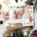 Festividad de la foto navideña de Feliz Navidad<br><div class="desc">Carta de fotos navideñas rusticas de invierno con flores blancas de fiesta,  vegetación y flores de poinsettia roja con un fondo sencillo.</div>