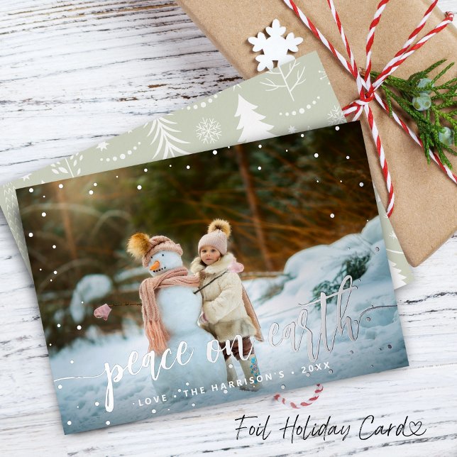 Festividad de paz en la Tierra, foto de nieve plat (Festive Peace on Earth Silver Snow Photo Foil Holiday Card)
