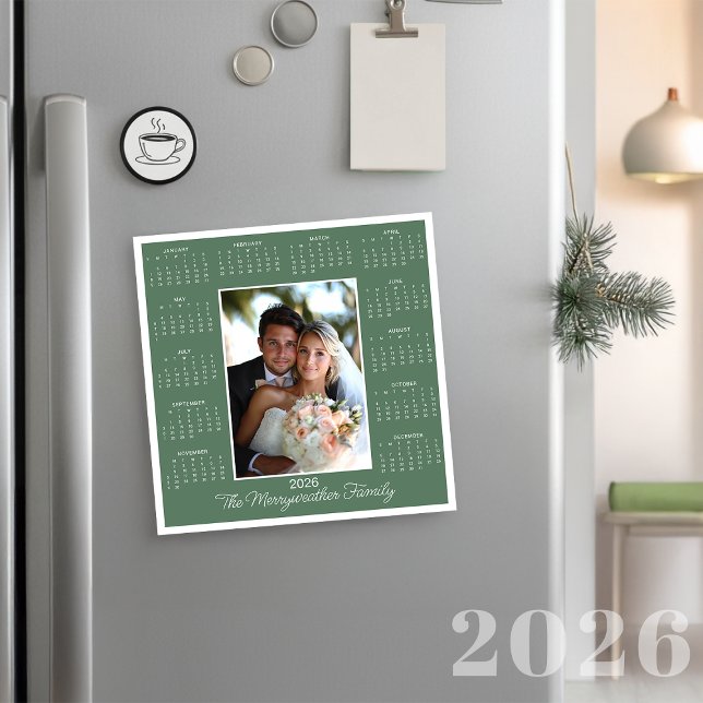 Festividad del calendario magnético de fotos verde (2026 Sage Green Photo Magnetic Calendar Holiday Card)