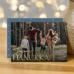 Festividad del saludo Joyous Hanukkah Foto horizon<br><div class="desc">Nuestro diseño de tarjetas Hanukkah elegante y festivo es la manera perfecta de mostrar sus fotos familiares horizontales o paisajistas favoritas. El diseño incluye "Joyous Hanukkah" en la tipografía de Relieve metalizado dorado brillante y escritura con letras a mano, con el nombre de tu familia. Las tarjetas cambian a un...</div>