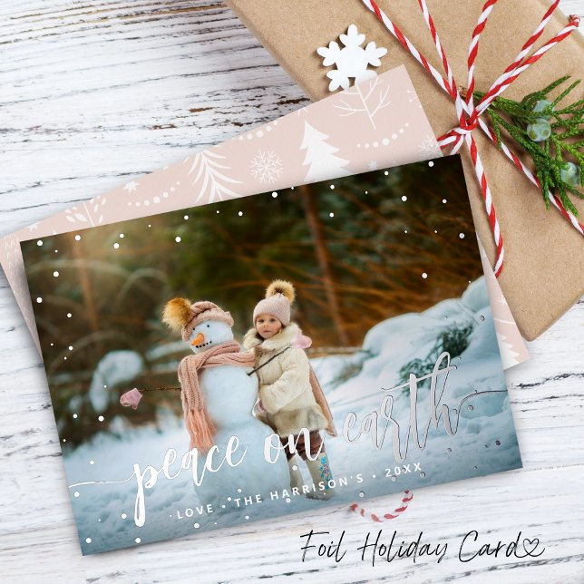 Festividad Feliz Navidad Plata Foto de nieve (Festive Peace on Earth Silver Snow Photo Foil Holiday Card)
