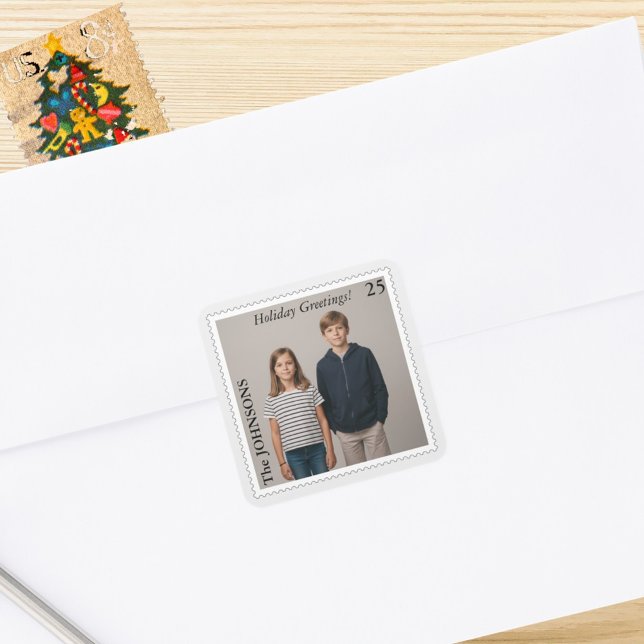 Festividad fotográfica con estilo de sello de pers (Your photo in a postage stamp border on a square sticker with holiday greetings and your name)