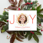 Festividad navideña Feria de la Navidad<br><div class="desc">Celebra la temporada con esta hermosa tarjeta con tu foto enmarcada con la palabra "JOY". La O está rodeada por una corona de bayas y ramas. Divertido,  festivo y único - la tarjeta perfecta para enviar cálidos deseos de vacaciones.</div>