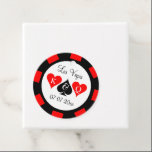 Ficha redonda de póquer casino juego etiqueta de f<br><div class="desc">Ficha redonda de póquer casino juego etiqueta de favor de boda. Diseño adorable con iniciales monogramadas de la novia y el novio más la fecha de la boda. Personalice con su ubicación, fecha o valor, etc. Moneda marcador redonda negra y roja con símbolos de corazones y espadas. Plantilla con tema...</div>