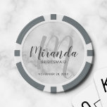 Fichas De Póquer Bridesmaid personalizada de escritura moderna<br><div class="desc">Añade un toque personal a tu boda con fichas de póquer personalizadas para la dama de honor. Este diseño presenta el nombre personalizado de la dama de honor en el estilo de fuente de escritura moderno gris y monograma en el estilo de fuente de escritura moderno gris claro como fondo...</div>