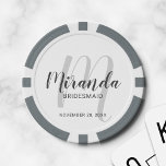 Fichas De Póquer Bridesmaid personalizada de escritura moderna<br><div class="desc">Añade un toque personal a tu boda con fichas de póquer personalizadas para la dama de honor. Este diseño presenta el nombre personalizado de la dama de honor en el estilo de fuente de escritura moderno gris y monograma en el estilo de fuente de escritura moderno gris claro como fondo...</div>