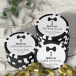 Fichas De Póquer Fun Black Bow Tie & Button Groomsman Boda<br><div class="desc">Estos chips de póquer divertidos están diseñados como un regalo para los padrinos de tu boda. El bonito diseño presenta una corbata negra con tres botones negros. Hay espacio para su nombre, el título "Groomsman" los nombres de la pareja y la fecha boda. ¡Una forma maravillosa de agradecerle por ser...</div>