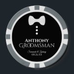 Fichas De Póquer Fun Groomsman Wedding Favor de la correa blanca Tu<br><div class="desc">Estas fichas de póquer hacen un maravilloso favor a sus padrinos. Tienen un divertido diseño de esmoquin con corbata blanca y tres botones blancos sobre un fondo negro. El texto dice "Groomsman" con un lugar para su nombre, los nombres de la pareja y la fecha del boda. Maravilloso recuerdo o...</div>