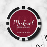Fichas De Póquer Groomsmen personalizado de escritura moderna de Bo<br><div class="desc">Añade un toque personal a tu boda con fichas de póquer personalizadas. Este diseño presenta el nombre personalizado de los groomsmen en estilo de letra de escritura blanco moderno y monograma en estilo de letra de escritura rojo burdeos claro estilo de escritura moderno como fondo con título y fecha boda...</div>
