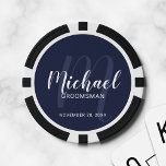 Fichas De Póquer Groomsmen personalizado de escritura moderna de la<br><div class="desc">Añade un toque personal a tu boda con fichas de póquer personalizadas. Este diseño presenta el nombre personalizado de los groomsmen en estilo de letra de escritura moderno blanco y monograma en estilo de letra de escritura azul marino claro estilo de escritura moderno como fondo con título y fecha boda...</div>