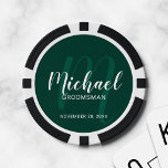 Fichas De Póquer Groomsmen personalizados con escritura moderna de<br><div class="desc">Añade un toque personal a tu boda con fichas de póquer personalizadas. Este diseño presenta el nombre personalizado de los groomsmen en estilo de letra de escritura moderno blanco y monograma en estilo de letra de escritura verde esmeralda claro estilo de escritura moderno como fondo con título y fecha boda...</div>