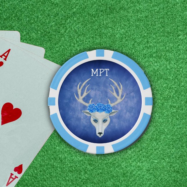Fichas De Póquer Majestuosos Antlers De Cabeza De Cerdo Blanco Rosa (Majestic head of white deer antlers crown of blue roses on misty blue poker chips.)