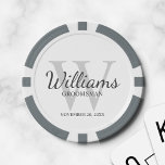 Fichas De Póquer Monograma y nombre de Groomsmen con guión personal<br><div class="desc">Añade un toque personal a tu boda con fichas de póquer personalizadas. Este diseño presenta el nombre de groomsman personalizado en estilo de fuente de escritura clásico gris con detalles bodas en estilo de fuente serif clásico gris y monograma en estilo de fuente serif clásico gris claro como fondo, sobre...</div>