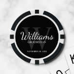 Fichas De Póquer Monograma y nombre de Groomsmen con guión personal<br><div class="desc">Añade un toque personal a tu boda con fichas de póquer personalizadas. Este diseño presenta el nombre personalizado de groomsman en estilo de fuente de escritura clásico blanco con detalles bodas en estilo de tipo de letra serif clásico blanco y monograma en estilo de fuente serif gris clásico como fondo,...</div>