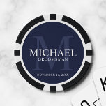 Fichas De Póquer Monograma y nombre de Groomsmen personalizados por<br><div class="desc">Añade un toque personal a tu boda con fichas de póquer personalizadas. Este diseño presenta el nombre personalizado del groomsman con título y fecha boda en blanco y monograma en azul marino claro como fondo, en estilo serif clásico, sobre fondo azul marino. También perfecto para el mejor hombre, padre de...</div>