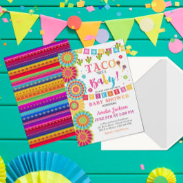 Fiesta Baby Shower Invitación Taco sobre un bebé