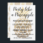 Fiesta como una piña Invitación a los 50 años<br><div class="desc">Fiesta como un Pineapple Tropical Destination Invitation a los 60 Años. Esta es una invitación perfecta para cumplir 60 años para una fiesta de cumpleaños con temática de piña. La piña es un falso Relieve metalizado dorado y fondo blanco con escritura de texto con letras a mano en la parte...</div>