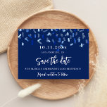 Fiesta de cumpleaños azul marino salva la tarjeta<br><div class="desc">Una elegante tarjeta Save the Date para una fiesta de cumpleaños. Un azul marino decorado con confeti. Personalice y agregue una fecha y un nombre/edad. El texto: Save the Date se escribe con un gran guión de estilo escrito a mano.</div>