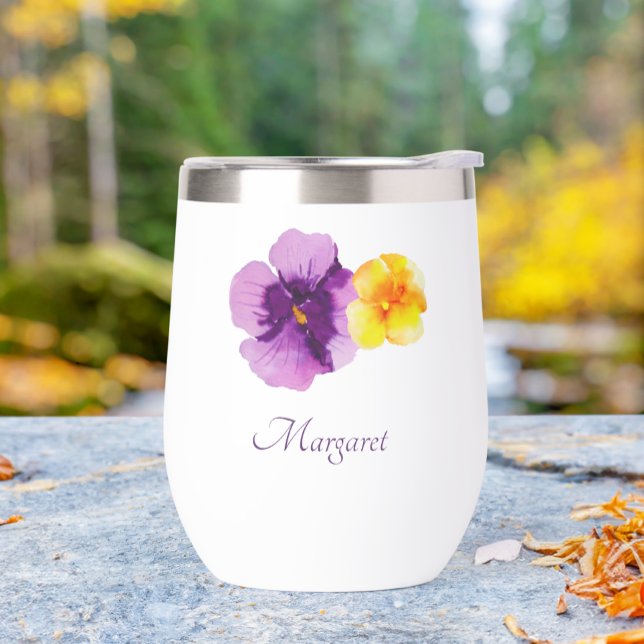 Fiesta de jardín con iluminación manual de paneles (This colorful pansy wine tumbler features my own watercolor art of two pansies, purple and gold.)