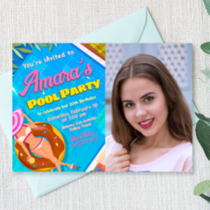 Fiesta del grupo - Chica con invitación fotográfic