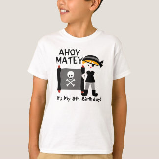 Fiesta rubio del muchacho como una camiseta del