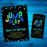 Fiesta Trampoline Birthday Invitación Salto Jugar<br><div class="desc">Esta invitación a la fiesta de cumpleaños de trampolín de salto y juego forma parte de un conjunto de accesorios de fiesta de cumpleaños. Tu pequeño disfrutará cada momento mágico de su día especial. El diseño se caracteriza por los tonos azules, verdes y amarillos. Encontrará colores brillantes junto con fuentes...</div>