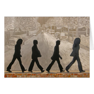 Figuras metalizado delante de la abadía mural