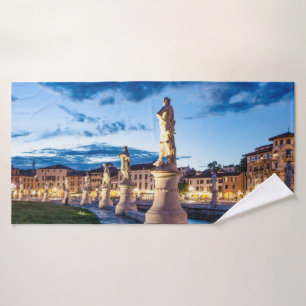 Fila de estatuas iluminadas en Padova