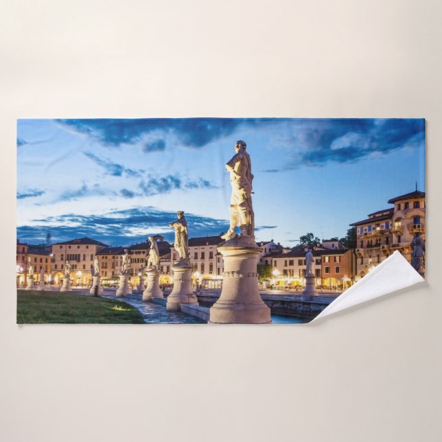 Fila de estatuas iluminadas en Padova (Toalla de baño)