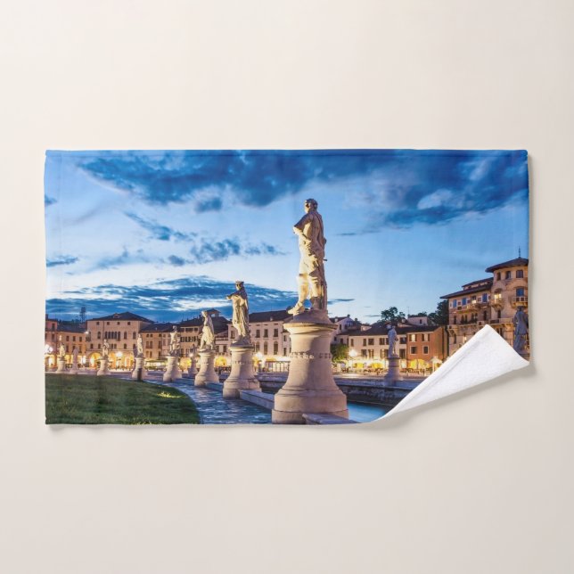 Fila de estatuas iluminadas en Padova (Toalla de mano)