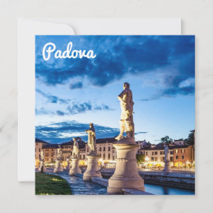Fila de estatuas iluminadas en Padova