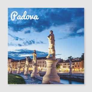 Fila de estatuas iluminadas en Padova