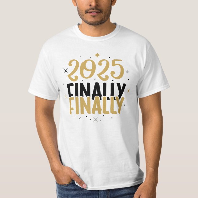 Finalmente 2025: Camiseta básica masculina de Año  (Anverso)