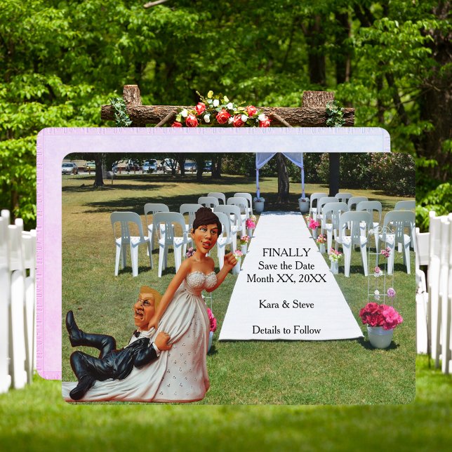 Finalmente tarjeta divertida de pareja marrón rubi (Finally Save the Date Fun Couple Brown Blond Card)