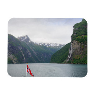 Fiordo de Geiranger con imán de bandera noruego