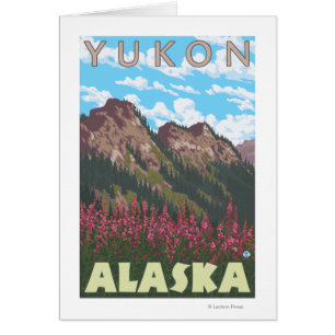 Fireweed y montañas - el Yukón, Alaska
