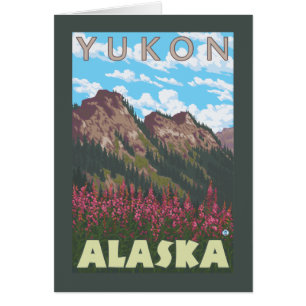 Fireweed y montañas - el Yukón, Alaska