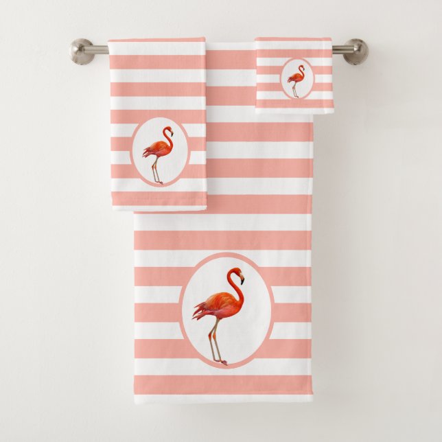 Flamingo sobre el juego de toallas de baño de raya (In situ)