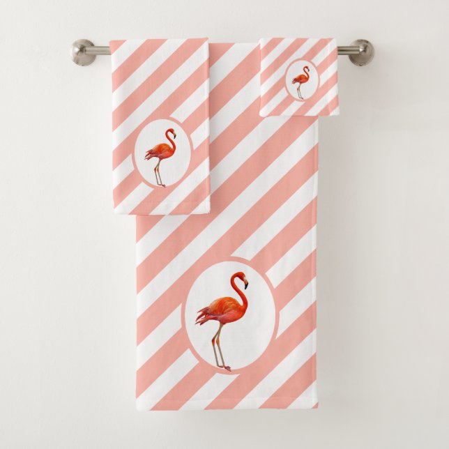 Flamingo sobre el juego de toallas de baño de raya (In situ)