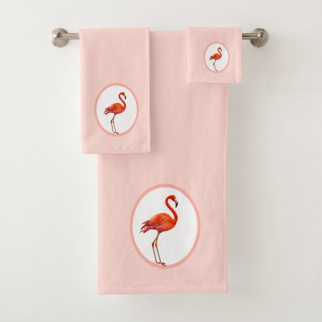 Flamingo sobre el juego de toallas de baño rosa de (In situ)