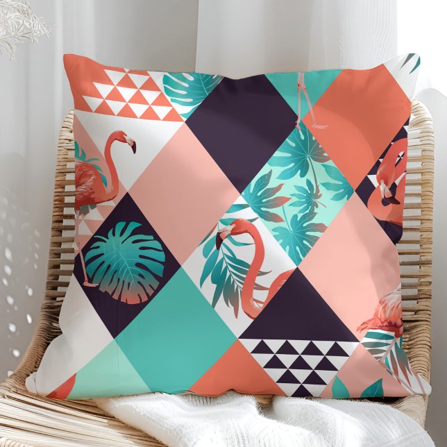 Flamingo tropical y palmeras dejan almohada (Tropical Flamingo and Palm Tree Leaves Pillow in a sunny rattan armchair.)