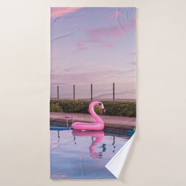 Flamingo water floater in swimming pool (Toalla de baño)