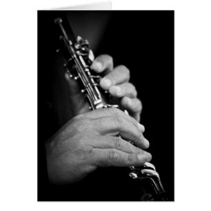 Flauta siendo tocada en blanco y negro por gitano